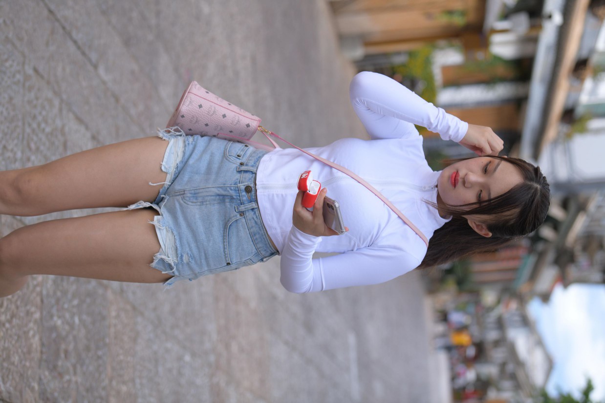 图片[4]-紧身牛仔短裤骑自行车的漂亮女孩【588P】00053-如玉图库