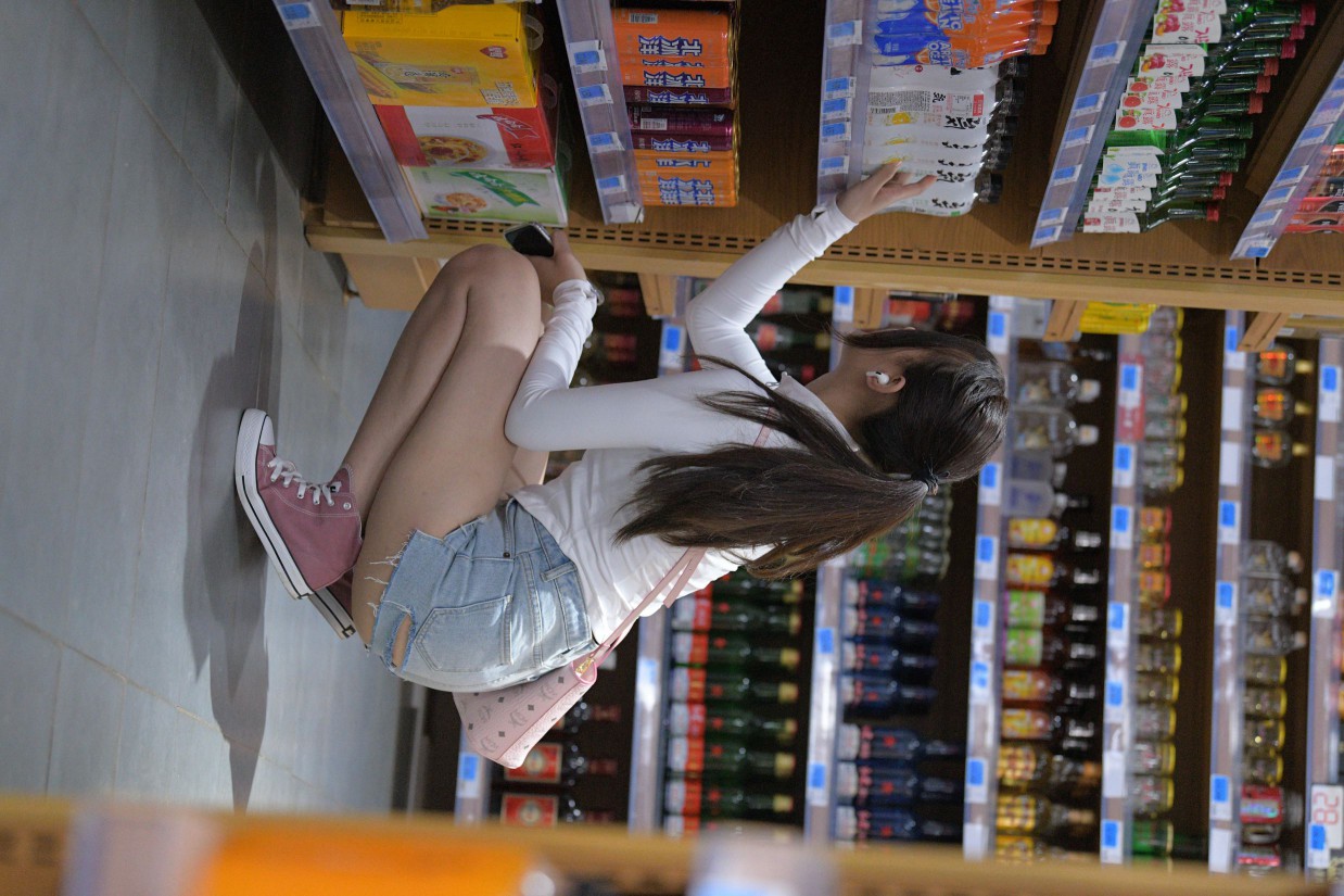 图片[5]-紧身牛仔短裤骑自行车的漂亮女孩【588P】00053-如玉图库