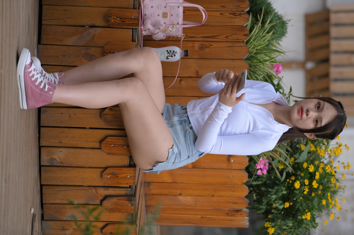 图片[7]-紧身牛仔短裤骑自行车的漂亮女孩【588P】00053-如玉图库