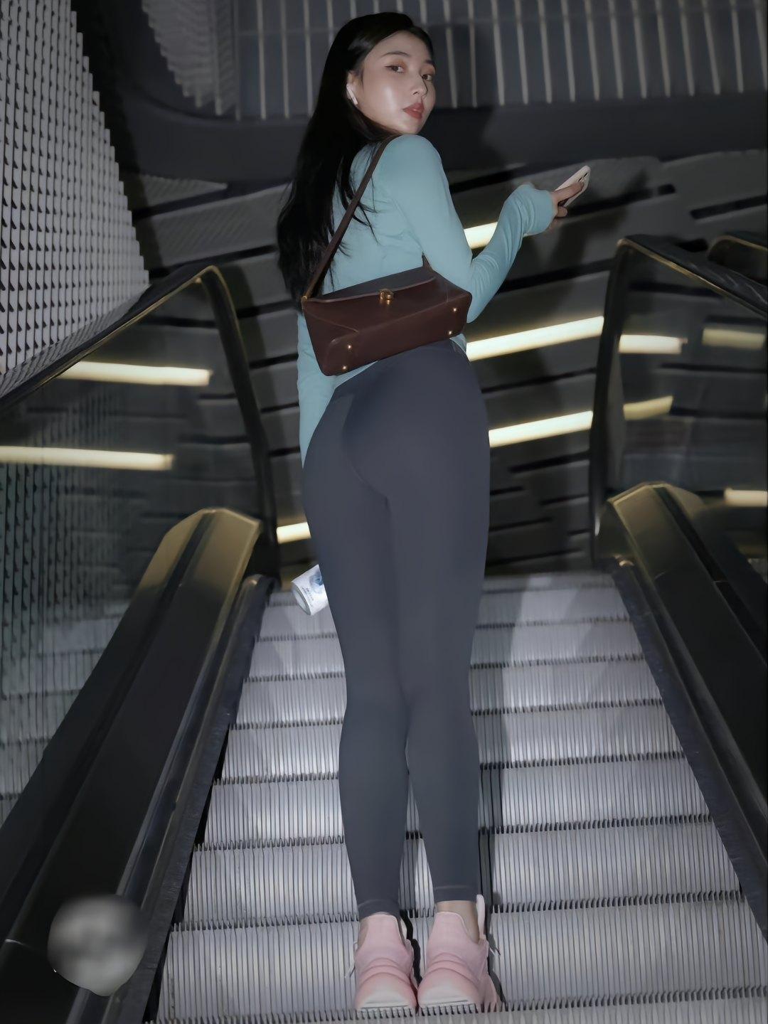 图片[1]-晚上逛商场的瑜伽裤漂亮女孩J2244 225P2V-15.1GB-如玉图库