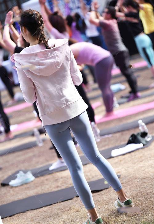 在广场看热闹的瑜伽裤女人-如玉图库