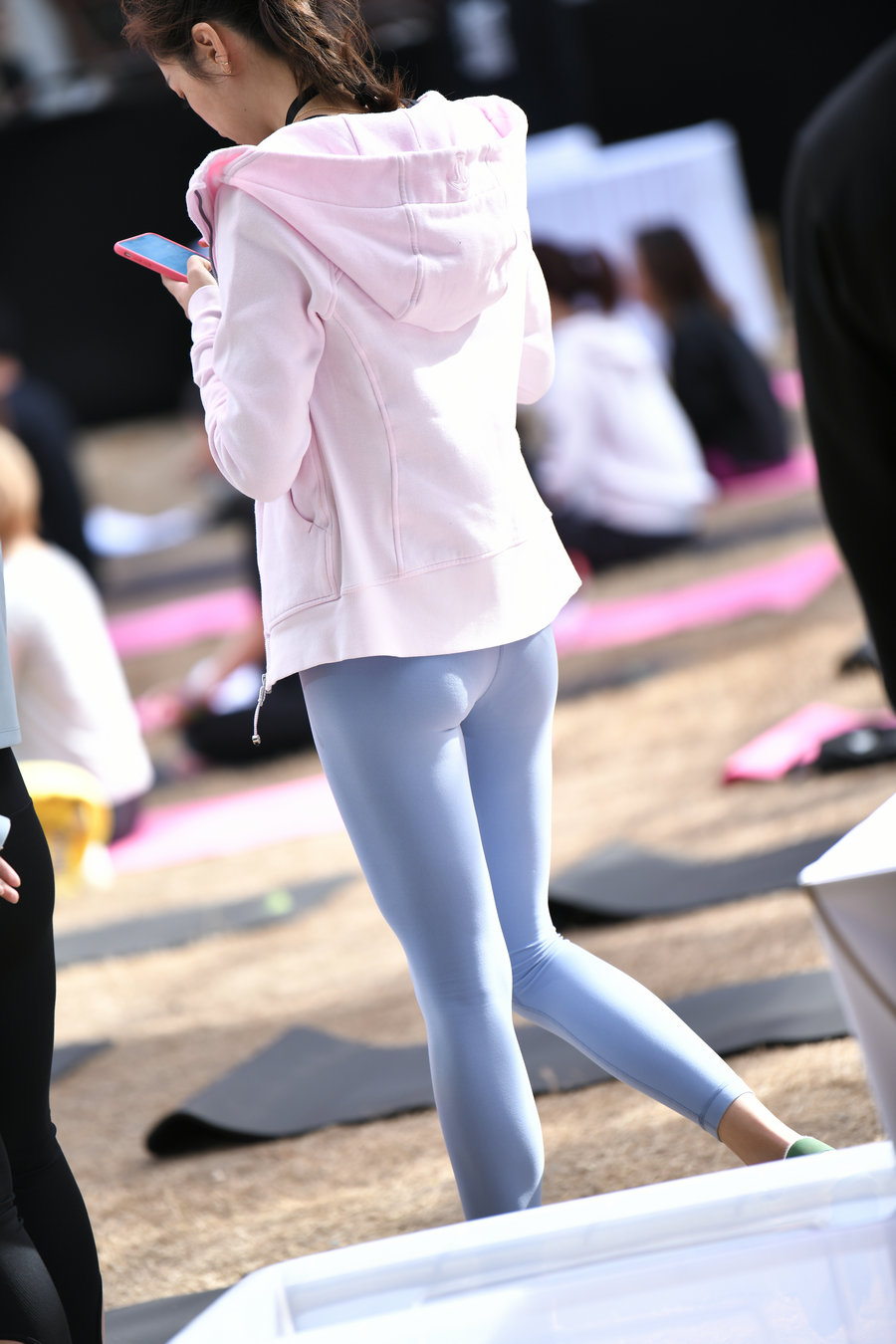 图片[3]-在广场看热闹的瑜伽裤女人-如玉图库