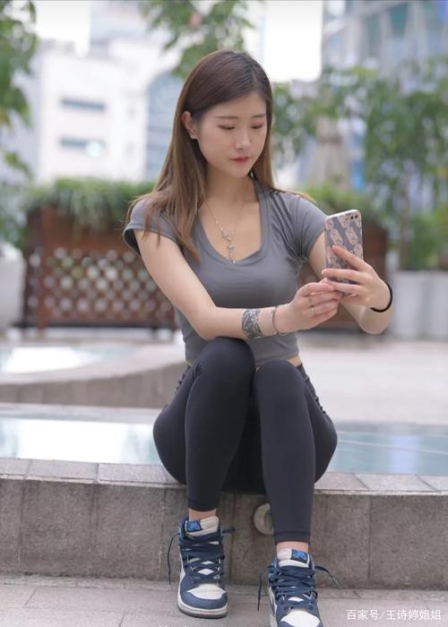 有小虎牙非常甜美的瑜伽裤女孩-如玉图库