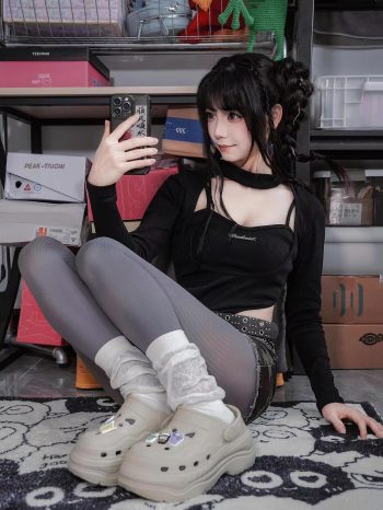 图片[8]-牛仔热裤+灰丝姑娘玩自拍-如玉图库