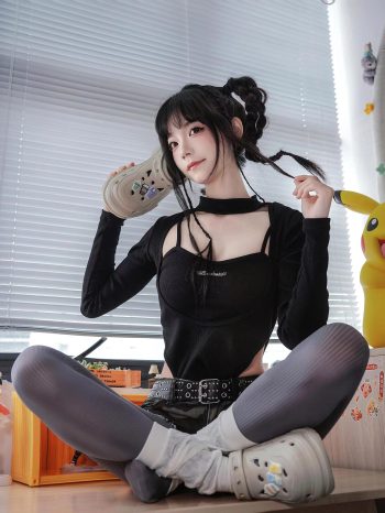 图片[5]-牛仔热裤+灰丝姑娘玩自拍-如玉图库