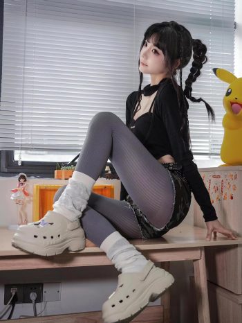 图片[3]-牛仔热裤+灰丝姑娘玩自拍-如玉图库