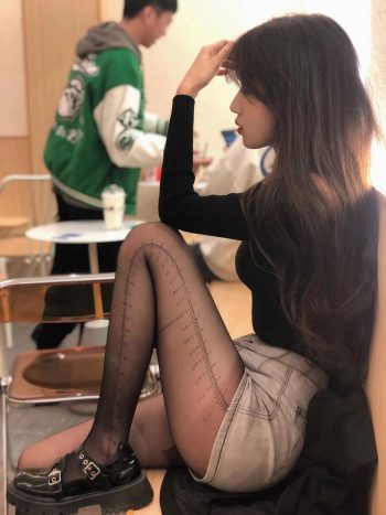 图片[1]-牛仔短裤+黑丝，太好看了吧-如玉图库