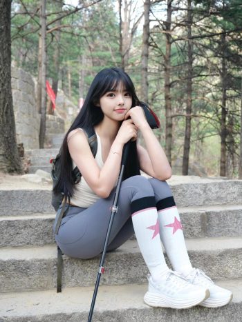 图片[1]-爱爬山的瑜伽裤MM，太甜美了！~-如玉图库