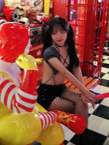 图片[3]-网格丝袜的清纯双马尾小姑娘-如玉图库