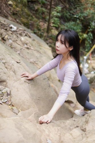 图片[8]-穿瑜伽裤爬山的长发少女-如玉图库