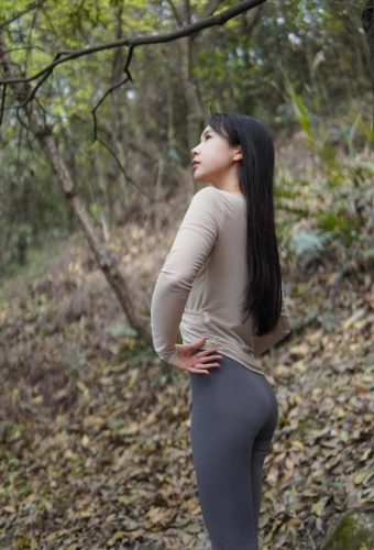 图片[5]-穿瑜伽裤爬山的长发少女-如玉图库