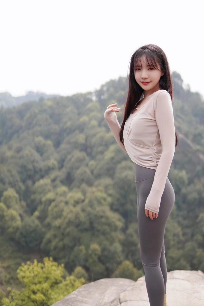 穿瑜伽裤爬山的长发少女-如玉图库