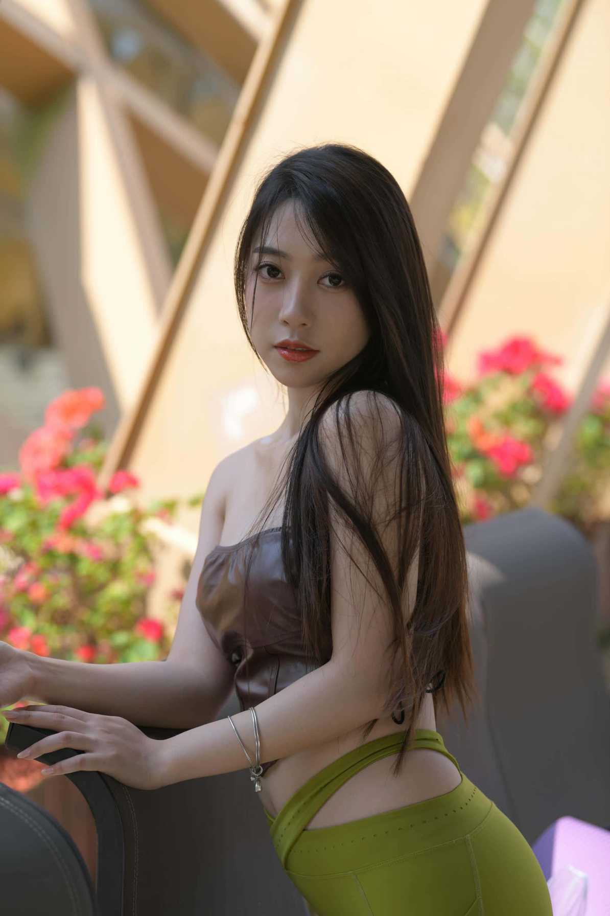 图片[1]-穿绿色瑜伽裤的女孩【669P】P213-如玉图库