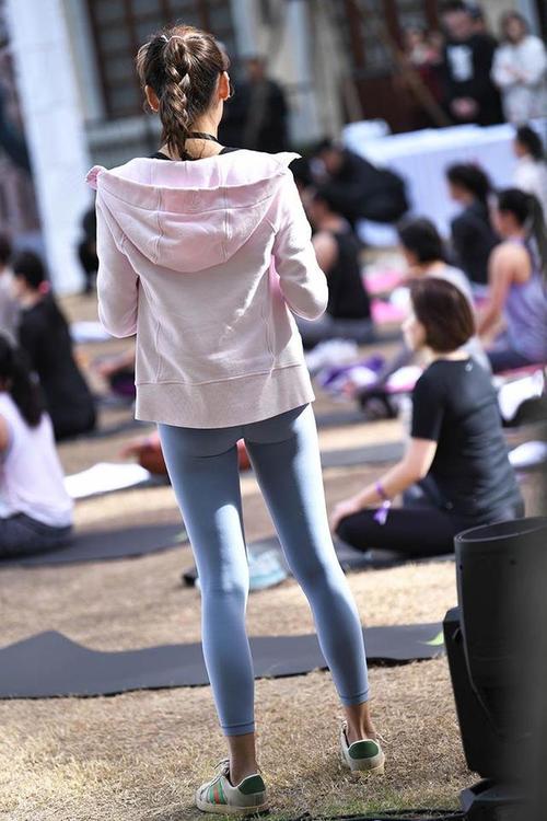 在广场看热闹的瑜伽裤女人j1859-如玉图库